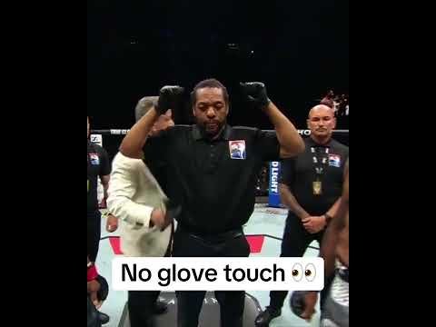 No glove touch between Hill and Rountree Jr. 👀 #UFCBaku