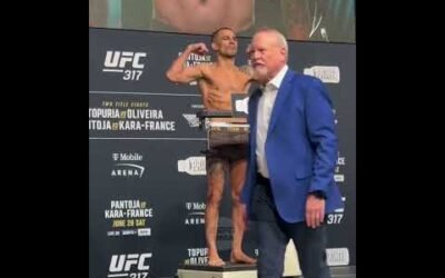 Alexandre Pantoja weighs in at 125 lbs to defend his flyweight title 💪