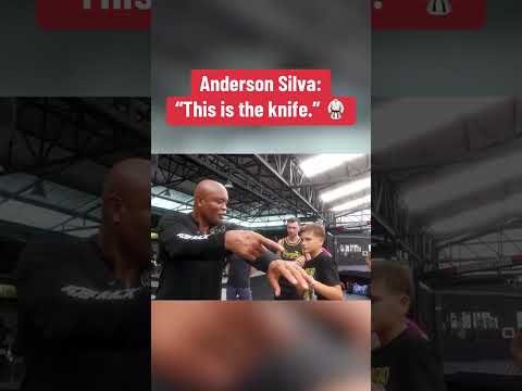Anderson Silva coaching up the next generation of MMA fighters 🙌 (via @bangtaomuaythaimma/TT)